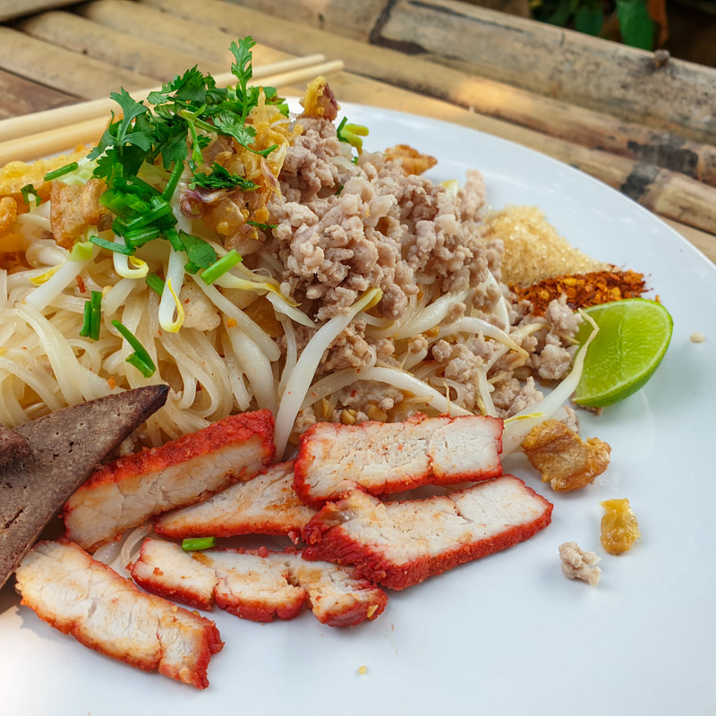ก๋วยเตี๋ยวแห้งหมูสับ Thai Rice Noodle with Minced Pork and Roasted Pork